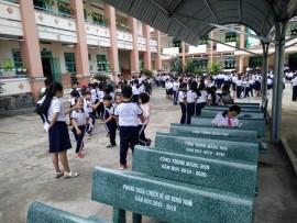Ghế đá sân trường tại Quảng Ninh – Món quà tri ân ý nghĩa đến thầy cô, bền đẹp, giao nhanh, gọi ngay 0382.629.658